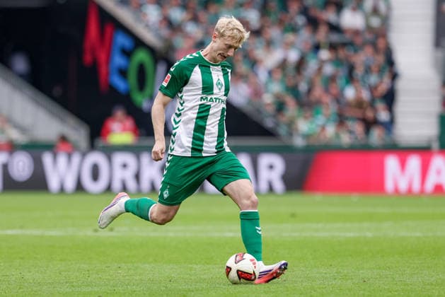 Oskar Wojcik, SV Werder Bremen, No. 3 with the ball, cutout, single frame, full-body, action, game scene, THE DFL GUIDELINES PROHIBIT ANY USE OF PHOTOGRAPHS AS SEQUENCE IMAGES AND OR VIDEO-LIKE PHOTO SEQUENCES DFL REGULATIONS PROHIBIT ANY USE OF PHOTOGRAPHS AS IMAGE SEQUENCES AND OR VIDEO-LIKE PHOTO SERIES, September 19, 2026, Bremen, Germany, Soccer, Bundesliga, SV Werder Bremen, FC Augsburg xobx