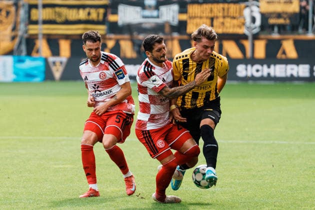 Germany Soccer 3rd Division 2026–2027, Matchday 7: Alemannia Aachen vs. Fortuna Düsseldorf at Tivoli Aachen—duel, battle for the ball, one-on-one, attack, tackle—Matthias Zimmermann (Fortuna Düsseldorf, No. 25) vs. Matti Wagner (Alemannia Aachen, No. 3)—holding the jersey, intense Copyright: xThiemoxRudolphx