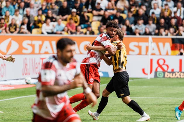 Germany Soccer 3rd Division 2026–2027, Matchday 7: Alemannia Aachen vs. Fortuna Düsseldorf at Tivoli Aachen—tackle, battle for the ball, one-on-one, attack, tackle by Elias Egouli of Fortuna Düsseldorf (No. 44) against Mika Schroers of Alemannia Aachen (No. 27) in the penalty area Copyright: xThiemoxRudolphx