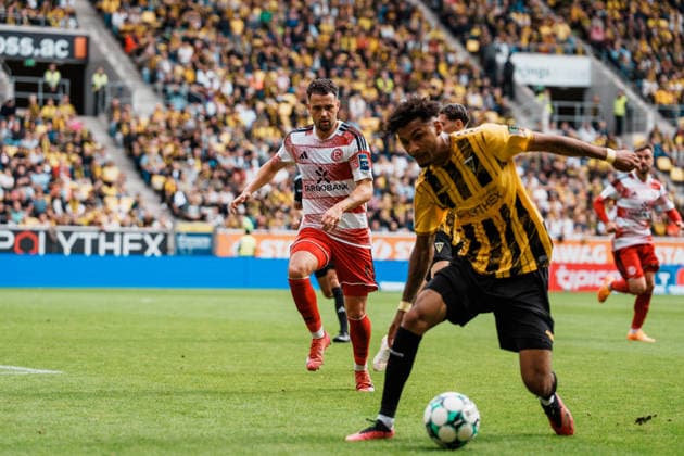 Germany Soccer 3rd Division 2026–2027, Matchday 7: Alemannia Aachen vs. Fortuna Düsseldorf at Tivoli Aachen—Joel da Silva Kiala (Alemannia Aachen, 37) shows off his dribbling, ball control, possession, playmaking, and vision against Yassine Bouchama (Fortuna Düsseldorf, 5) Copyright: xThiemoxRudolphx