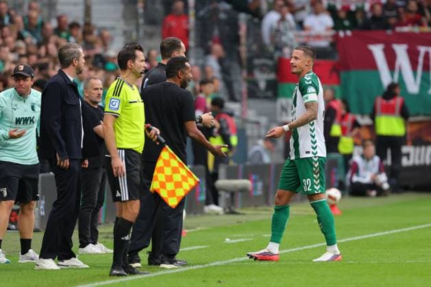 September 26, 2019, GER, Soccer, Men s 1st Division, Matchday 4, 2026–2027 Season, SV Werder Bremen vs. FC Augsburg Coaching Zone, Sideline, Coaches Area, Technical Zone; Coach Daniel Thioune, SV Werder Bremen; Peter Niemeyer, Head of Professional Soccer, SV Werder Bremen; Official No. 4, Richard Hempel, discusses the situation with Marco Friedl (SV Werder Bremen, No. 32), who was sent off due to a suspected headbutt; Bremen Weserstadionadion Bremen, Germany Copyright: xnordphotoxGmbHx xTauchnitzx