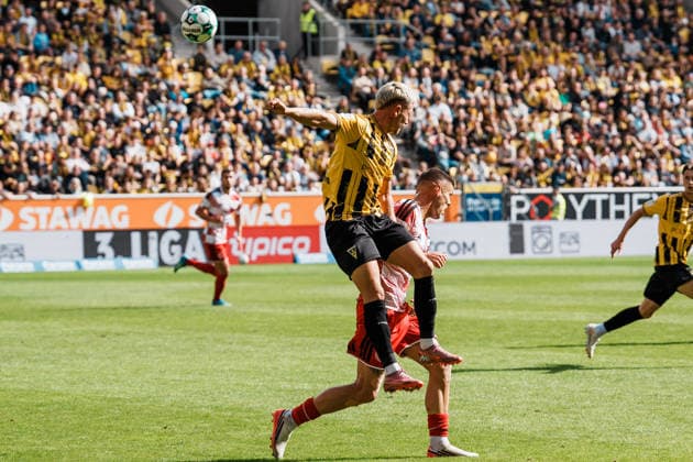 German Soccer 3rd Division 2026–2027, Matchday 7: Alemannia Aachen vs. Fortuna Düsseldorf at Tivoli Aachen—Heading duel, Lukas Scepanik (Alemannia Aachen), 7 Copyright: xThiemoxRudolphx