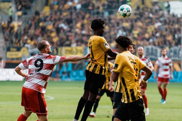 Germany Soccer 3rd Division 2026–2027, Matchday 7: Alemannia Aachen vs. Fortuna Düsseldorf at Tivoli Aachen—shoving, tackle, battle for the ball, duel, attack, tackle, header by Eric Hottmann (Fortuna Düsseldorf, No. 9) against Gideon Jung (Alemannia Aachen, No. 21) Copyright: xThiemoxRudolphx