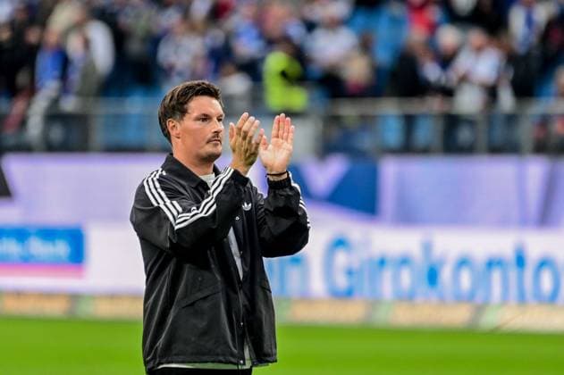 Coach Merlin Polzin of HSV celebrates at the end of the game in front of the North Stand, Germany, Hamburg, Volksparkstadion, soccer, Bundesliga 1, Hamburger SV vs. 1. FC Köln
