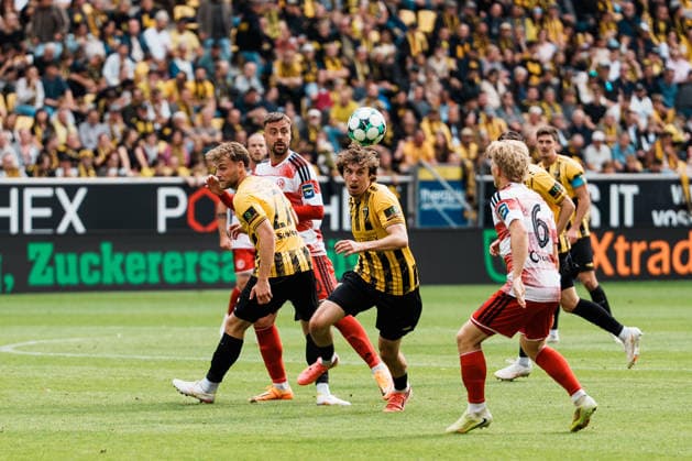 Germany Soccer 3rd Division 2026–2027, Matchday 7: Alemannia Aachen vs. Fortuna Düsseldorf at Tivoli Aachen; Louis Köster (Alemannia Aachen), 8, looking at the ball; a footrace against Andreas Müller (Fortuna Düsseldorf), 6 Copyright: xThiemoxRudolphx