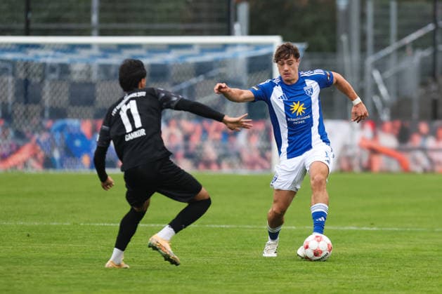 September 19, 2026, Soccer, Men s, Regionalliga Nord, Matchday 10, BSV Kickers Emden vs. FSV Schöningen Ole Kühling (blue, No. 34) of BSV Kickers Emden in a tackle with Ayhan Cankor (No. 11) of FSV Schöningen
