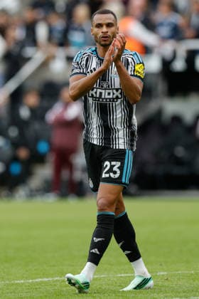 Newcastle United v Hull City, Premier League Jacob Murphy of Newcastle United applauds fans at full time 2-1 during the Newcastle United v Hull City Premier League match at St. James Park, Newcastle Upon Tyne, England on 19 September 2026 Credit: Craig Cowan Every Second Media Editorial use only. All images are copyright Every Second Media Limited. No images may be reproduced without prior permission. All rights reserved. Premier League and Football League images are subject to licensing agreements with Football DataCo Limited. see https: www.football-dataco.com Copyright: xIMAGO EveryxSecondxMediax ESM-2174-0094 CraigxCowanx xEveryxSecondxMediax