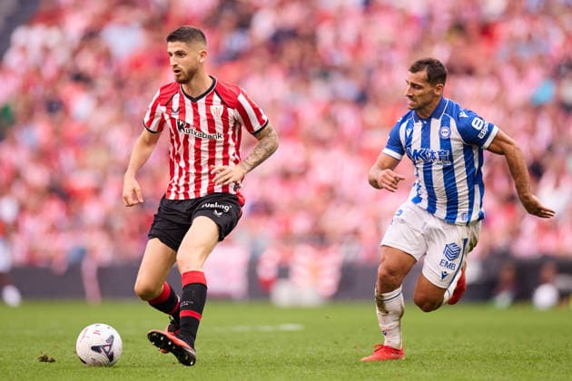 September 19, 2026, Bilbao, Vizcaya, SPAIN: Oihan Sancet of Athletic Club competes for the ball with Jonathan Castro Jonny Otto of Deportivo Alaves during the LaLiga EA Sports match between Athletic Club and Deportivo Alaves at San Mames on September 19, 2026, in Bilbao, Spain. Bilbao SPAIN - ZUMAa181 20260919_zaa_a181_185 Copyright: xRicardoxLarreinax