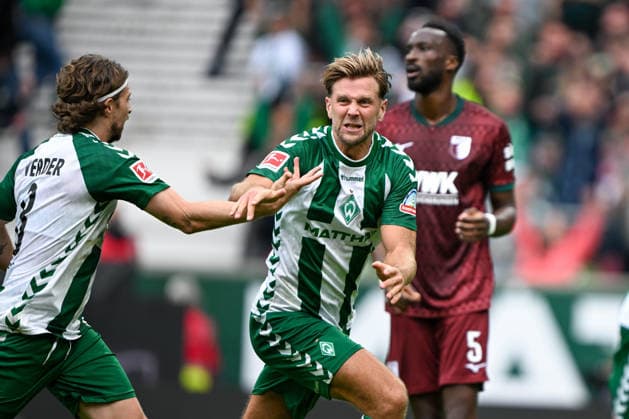 1 Bundesliga: SV Werder Bremen vs. FC Augsburg on September 19, 2026, at the Weserstadion in Bremen—celebrations, goal celebrations, goal scorers, goal scorer Niclas Füllkrug (Fuellkrug)—Bremen celebrates after his goal to tie the game 2–2 with Mitchell Weiser—Bremen MT