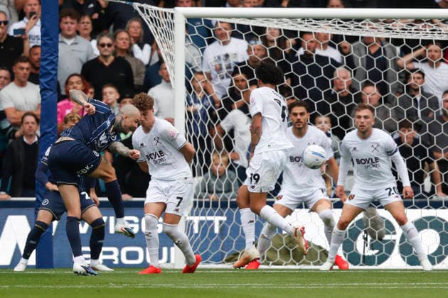 Millwall v West Ham United Sky Bet Championship Lyndon Dykes of Millwall has a shot on goal during the Sky Bet Championship match at The Den, London 19 09 2026 UK Newspapers OUT Copyright: xPaulxChestertonx FIL-23973-0285