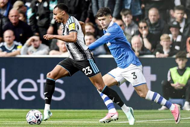 Newcastle United v Hull City Premier League Jacob Murphy of Newcastle United and Ryan Giles of Hull City during the Premier League match at St. James s Park, Newcastle 19 09 2026 UK Newspapers OUT Copyright: xJamiexJohnstonx FIL-23961-0158