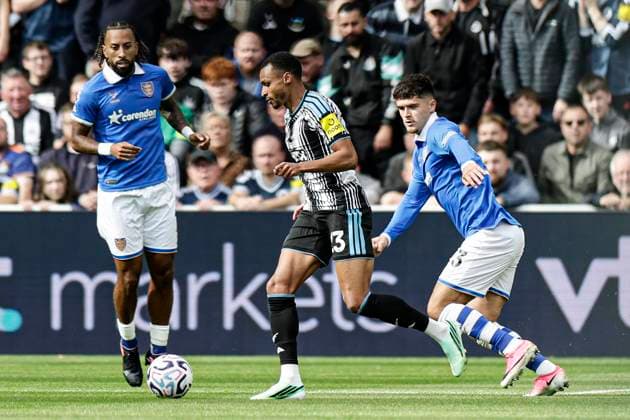 Newcastle United v Hull City Premier League Jacob Murphy of Newcastle United and Ryan Giles of Hull City during the Premier League match at St. James s Park, Newcastle 19 09 2026 UK Newspapers OUT Copyright: xJamiexJohnstonx FIL-23961-0159