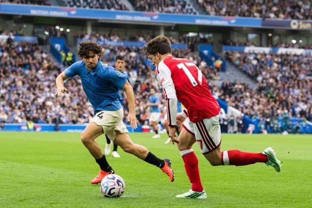 Christos Tzolis of Arsenal runs with the ball under pressure from Ferdi Kadioglu of Brighton and Hove Albion Brighton and Hove Albion v Arsenal, Premier League, Football, American Express Stadium, Brighton, UK - 19 Sep 2026Brighton American Express Stadium United Kingdom EDITORIAL USE ONLY No use with unauthorised audio, video, data, fixture lists, club league logos or live services. Online in-match use limited to 120 images, no video emulation. No use in betting, games or single club league player publications. Copyright: xWiredxPhotos Shutterstockx 17158693cq