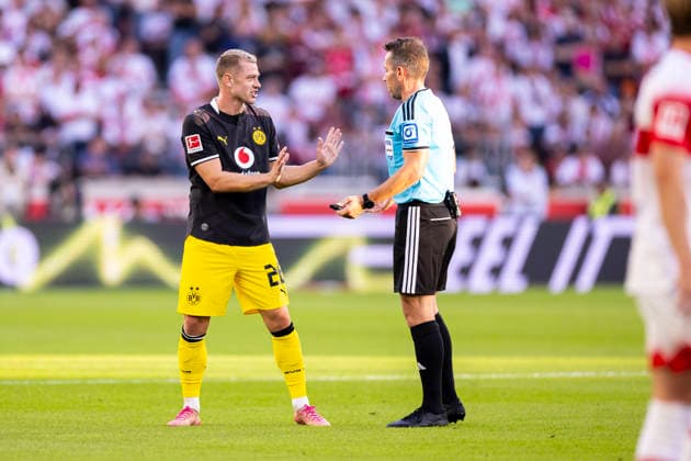 September 19, 2026, Soccer, Matchday 4 of the 1. Bundesliga, VfB Stuttgart vs. Borussia Dortmund, Julian Ryerson (Borussia Dortmund), Referee Tobias Stieler (GER), Stuttgart MHP Arena, Baden-Württemberg, Germany, xRHR PHOTO DEx Copyright: DennisxEwert RHR-FOTOx RHR-FOTO DE