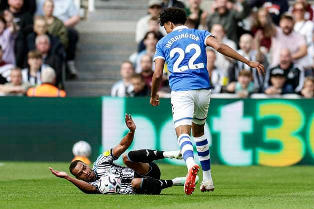 Newcastle United v Hull City Premier League Jacob Murphy of Newcastle United and Lucas Herrington of Hull City during the Premier League match at St. James s Park, Newcastle 19 09 2026 UK Newspapers OUT Copyright: xJamiexJohnstonx FIL-23961-0193