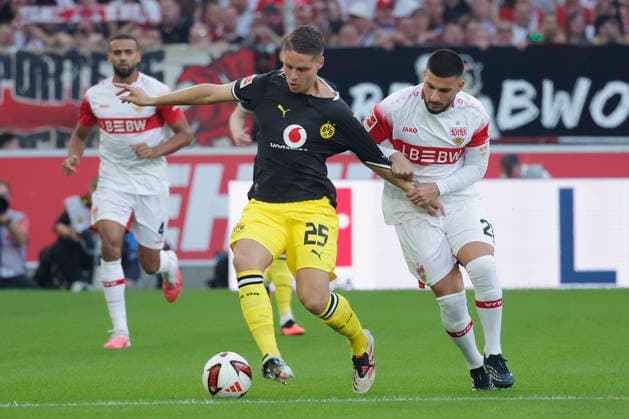 Pictured from left: Joey Veerman of Borussia Dortmund, 25, in a tackle against Deniz Undav of VfB Stuttgart, 26, on September 19, 2026, VfB Stuttgart vs. Borussia Dortmund, Bundesliga Matchday 4, Germany, Stuttgart, MHP Arena, DFL REGULATIONS PROHIBIT ANY USE OF PHOTOGRAPHS AS IMAGE SEQUENCES AND OR QUASI-VIDEO Copyright: HMBxMedia xJulienxBecker