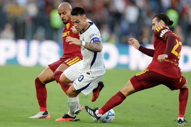 Serie a football match AS Roma vs Inter Inter™s Argentinian forward Lautaro Martinez challenges for the ball with Roma™s Dutch midfielder Donyell Malen (L) and Roma™s Spanish defender Mario Hermoso (R) during the Serie A football match between AS Roma vs Inter at the Olimpico Stadium in Rome, Italy on September 19, 2026. _BPH6524 Copyright: xAntonioxBalascox