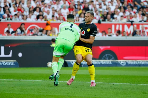 Fabian Bredlow (VfB Stuttgart), 01, and Julian Ryerson (BVB Dortmund), 26, in a tackle, Germany, Soccer, Bundesliga 1, Matchday 4, 2026–2027, VfB Stuttgart vs. Borussia Dortmund, September 19, 2026, Stuttgart MHP Arena, Germany Copyright: xGrantxHubbsx