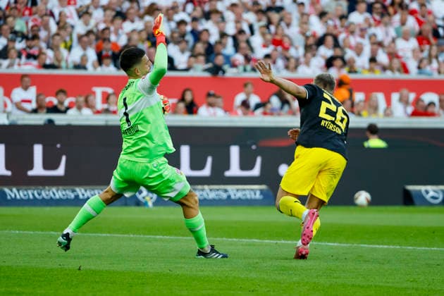 Fabian Bredlow (VfB Stuttgart), 01, and Julian Ryerson (BVB Dortmund), 26, in a tackle, Germany, Soccer, Bundesliga 1, Matchday 4, 2026–2027, VfB Stuttgart vs. Borussia Dortmund, September 19, 2026, Stuttgart MHP Arena, Germany Copyright: xGrantxHubbsx