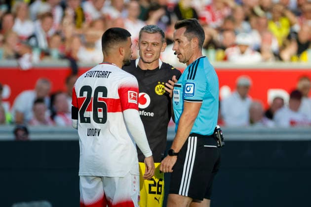Deniz Undav (VfB Stuttgart), 26, Julian Ryerson (BVB Dortmund), 26, and referee Tobias Stieler in conversation, discussing, exchanging ideas, communicating; Germany, soccer, Bundesliga 1, Matchday 4, 2026–2027, VfB Stuttgart vs. Borussia Dortmund, September 19, 2026, Stuttgart MHP Arena, Germany Copyright: xGrantxHubbsx