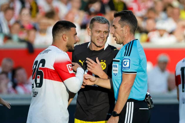 Deniz Undav (VfB Stuttgart), 26, Julian Ryerson (BVB Dortmund), 26, and referee Tobias Stieler in conversation, discussing, exchanging ideas, communicating; Germany, soccer, Bundesliga 1, Matchday 4, 2026–2027, VfB Stuttgart vs. Borussia Dortmund, September 19, 2026, Stuttgart MHP Arena, Germany Copyright: xGrantxHubbsx