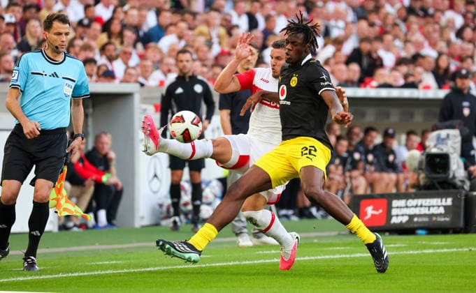 September 19, 2026, Germany, Stuttgart, Bundesliga, VfB Stuttgart vs. Borussia Dortmund, from left: Ermedin Demirovic (VfB), Joane Gadou (BVB)