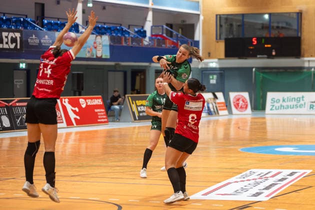 Dana Sophie Kroemer of SG 09 Kirchhof, 73, scores the first goal for SG, with Emma Elisabeth Schwitzer of HSV Solingen Graefrath, 14, and Patricia Nikolic of HSV Solingen Graefrath, 08, HSV Solingen Graefrath 76 vs. SG 09 Kirchhof, Women’s Handball 2nd Bundesliga, Alsco 2 HBL, Matchday 04, 2026–2027 Season, September 19, 2026: HSV Solingen Graefrath 76 vs. SG 09 Kirchhof, Women’s Handball 2nd Bundesliga, Alsco 2 HBF, Matchday 4, 2026–2027 Season, September 19, 2026, Solingen Copyright: xEibner-Pressefoto ThomasxHaeslerx EP_THR