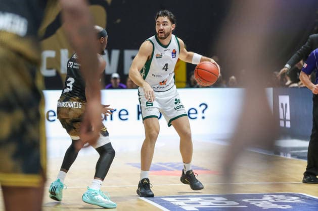 September 19, 2026, xgox, Basketball easyCredit BBL, Basketball Löwen Braunschweig vs. Gladiators Trier emspor, from left: Clay Guillozet (Trier), 4 on the ball, Braunschweig plays the ball