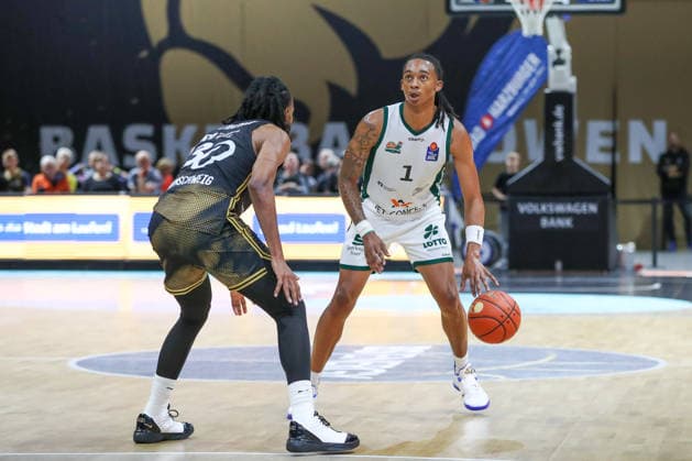 September 19, 2026, xgox, Basketball easyCredit BBL, Basketball Löwen Braunschweig vs. Gladiators Trier, from left: Chip Flanigan (Braunschweig), 30, Austin Crowley (Trier), 1, head-to-head, duel, battle, tackle (Braunschweig)
