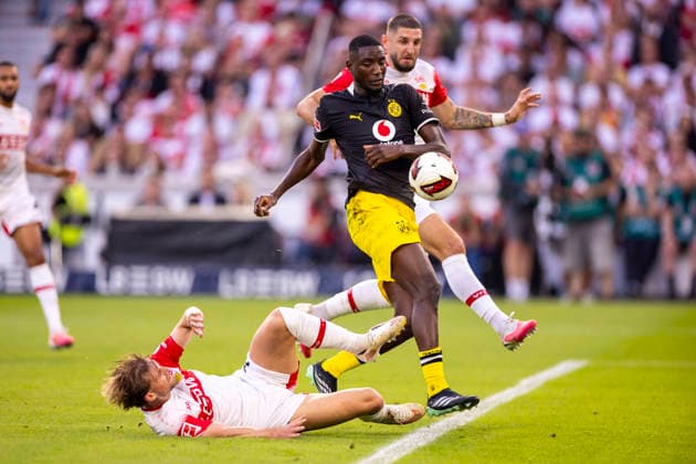 September 19, 2026, Soccer, Matchday 4 of the 1st Bundesliga, VfB Stuttgart vs. Borussia Dortmund, Maximilian Mittelstädt (VfB Stuttgart), Serhou Guirassy (Borussia Dortmund), Julian Jeffrey and Jeff Gaston Chabot (VfB Stuttgart), Stuttgart, MHP Arena, Baden-Württemberg, Germany, xRHR PHOTO DEx Copyright: DennisxEwert RHR-FOTOx RHR-FOTO DE
