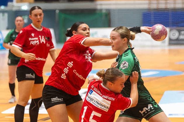 Head-to-head matchup between Patricia Nikolic of HSV Solingen Graefrath, 08, Dana Uhtes (HSV Solingen Graefrath), 15, and Julia Hertha (SG 09 Kirchhof), 18; HSV Solingen Graefrath 76 vs. SG 09 Kirchhof, Women’s Handball 2nd Bundesliga, Alsco 2 HBL, Matchday 04, 2026–2027 Season, September 19, 2026: HSV Solingen Graefrath 76 vs. SG 09 Kirchhof, Women’s Handball 2nd Bundesliga, Alsco 2 HBF, Matchday 4, 2026–2027 Season, September 19, 2026, Solingen Copyright: xEibner-Pressefoto ThomasxHaeslerx EP_THR