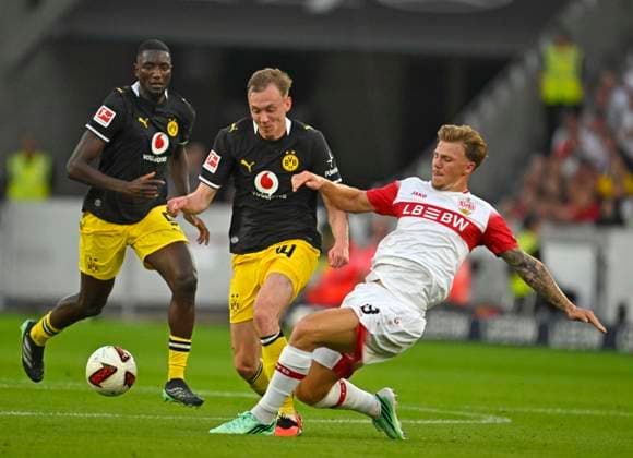 September 19, 2026, Soccer: 1. Bundesliga 2026–2027, Matchday 4, VfB Stuttgart vs. Borussia Dortmund, at the MHP Arena in Stuttgart, from left: Maximilian Beier (Borussia Dortmund) vs. Finn Jeltsch (Stuttgart)