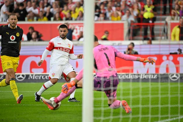Penalty area play, Goal-area action, shot on goal, scoring opportunity: Deniz Undav (VfB Stuttgart 26) against goalkeeper Gregor Kobel (Borussia Dortmund BVB 01). VfB Stuttgart vs. Borussia Dortmund BVB, September 19, 2026. DFL regulations prohibit any use of photographs as imSEQUENCES AND OR QUASI-VIDEO VfB Stuttgart vs. Borussia Dortmund BVB