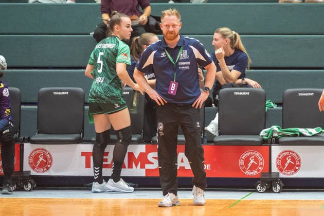 Christian Denk of SG 09 Kirchhof, the coach, faces a tough challenge at halftime due to the score. Next to him is Helene Wagner of SG 09 Kirchhof, 05 HSV Solingen Graefrath 76 vs. SG 09 Kirchhof, Women’s Handball 2nd Bundesliga, Alsco 2 HBL, Matchday 4, 2026–2027 season, September 19, 2026: HSV Solingen Graefrath 76 vs. SG 09 Kirchhof, Women’s Handball 2nd Bundesliga, Alsco 2 HBF, Matchday 4, 2026–2027 Season, September 19, 2026, Solingen Copyright: xEibner-Pressefoto ThomasxHaeslerx EP_THR
