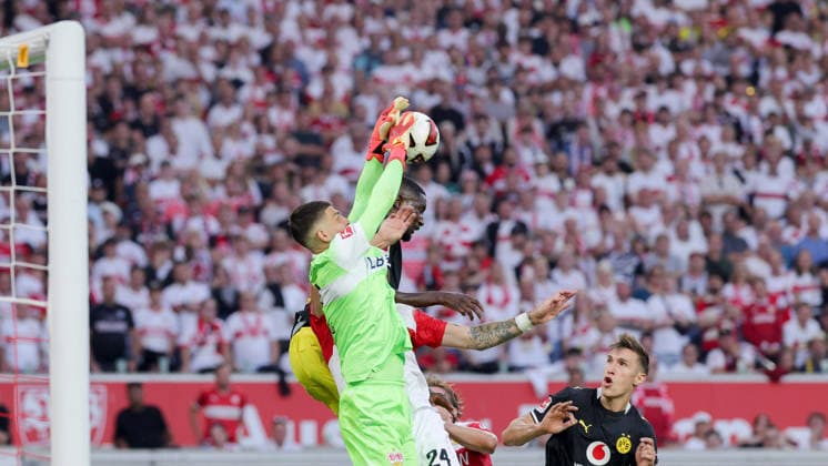 September 19, 2026, Germany, Stuttgart, Bundesliga, VfB Stuttgart vs. Borussia Dortmund, Fabian Bredlow (VfB), Serhou Guirassy (Dortmund), Nico Schlotterbeck (Dortmund)