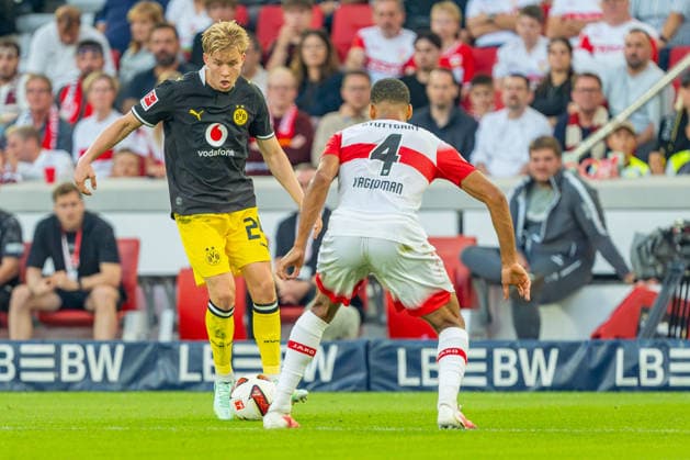 1 German Bundesliga: VfB Stuttgart vs. Borussia Dortmund, September 19, 2026, Stuttgart, GERMANY September 19, 2026 Josha Vagnoman (VfB Stuttgart, No. 4) defends against Daniel Svensson (Borussia Dortmund, No. 24) during the match between VfB Stuttgart and Borussia Dortmund on Matchday 4 of the 1. Bundesliga at the MHP ARENA Copyright: xBEAUTIFULxSPORTS Steinx