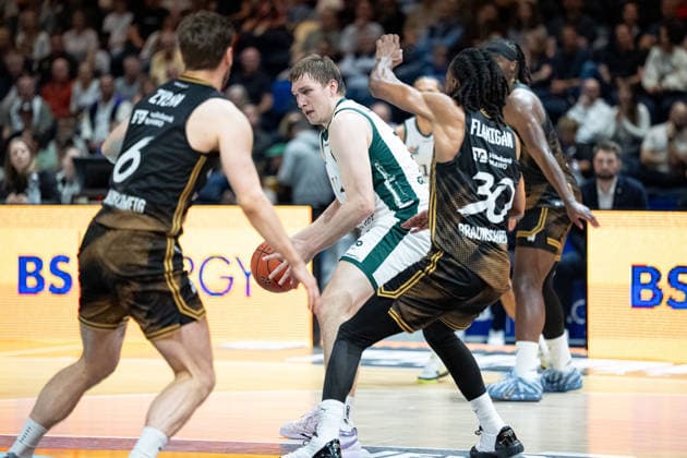 Moritz Krimmer, No. 27, VET CONCEPT Gladiators Trier vs. Ferdinand Zylka, No. 6, Basketball Löwen Braunschweig, and Chip Flanigan, No. 30, Basketball Löwen Braunschweig, GER; Basketball Löwen Braunschweig vs. VET CONCEPT Gladiators Trier, Basketball, easyCredit BBL, Week 1, 2026–27 season, September 19, 2026 GER, Basketball Loewen Braunschweig vs. VET CONCEPT Gladiators Trier, Basketball, easyCredit BBL, Week 1, 2026–27 season, September 19, 2026 Braunschweig Copyright: xEibner-Pressefoto DanielxREINELTx EP_DRT