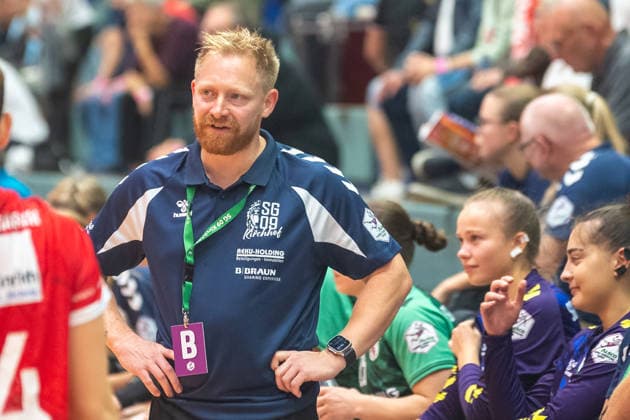 Christian Denk, SG 09 Kirchhof; the coach is deep in thought. HSV Solingen Graefrath 76 vs. SG 09 Kirchhof, Women s Handball 2nd Bundesliga, Alsco 2 HBL, Matchday 4, 2026–2027 season, September 19, 2026: HSV Solingen Graefrath 76 vs. SG 09 Kirchhof, Women’s Handball 2nd Bundesliga, Alsco 2 HBF, Matchday 4, 2026–2027 season, September 19, 2026, Solingen Copyright: xEibner-Pressefoto ThomasxHaeslerx EP_THR