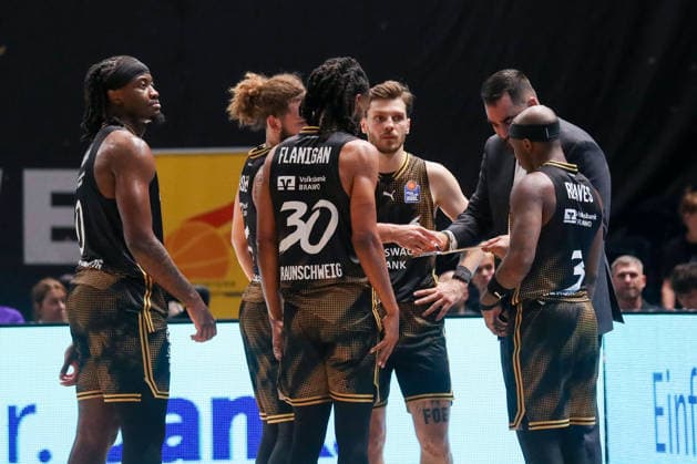 September 19, 2026, xgox, Basketball easyCredit BBL, Basketball Löwen Braunschweig vs. Gladiators Trier, Braunschweig (left) during a timeout in Braunschweig
