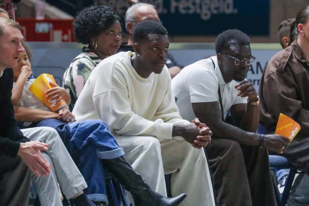 September 19, 2026, xgox, Basketball easyCredit BBL, Basketball Löwen Braunschweig vs. Gladiators Trier, from left: Dennis Schröder watches the game in Braunschweig