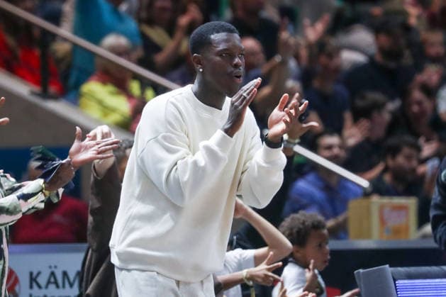 September 19, 2026, xgox, Basketball easyCredit BBL, Basketball Löwen Braunschweig vs. Gladiators Trier emspor, from left: Dennis Schröder watches the game, cheering, goal celebration, cheering for the goal, celebrate the goal, celebration in Braunschweig