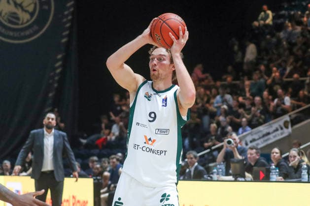 September 19, 2026, xgox, Basketball easyCredit BBL, Basketball Löwen Braunschweig vs. Gladiators Trier, from left: Luca Joe Ewelt (Braunschweig), 9 on the ball, plays the ball (Braunschweig)