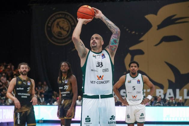 September 19, 2026, xgox, easyCredit BBL Basketball, Basketball: Löwen Braunschweig vs. Gladiators Trier, emspor, v l b33 on the ball, Braunschweig plays the ball