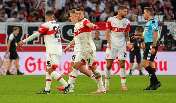 September 19, 2026, Germany, Stuttgart, Bundesliga, VfB Stuttgart vs. Borussia Dortmund, from left: Deniz Undav, Chris Führich, Ermedin Demirovic, Jeff Chabot (VfB), Referee Tobias Stieler