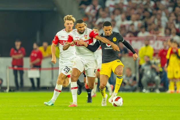1 German Bundesliga: VfB Stuttgart vs. Borussia Dortmund, September 19, 2026, Stuttgart, GERMANY September 19, 2026 Josha Vagnoman of VfB Stuttgart, No. 4, in a tackle with Ethan Nwaneri of Borussia Dortmund, No. 18, during the match between VfB Stuttgart and Borussia Dortmund on Matchday 4 of the 1st Bundesliga at the MHP ARENA Copyright: xBEAUTIFULxSPORTS Steinx