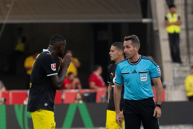September 19, 2026: Soccer – VfB Stuttgart vs. Borussia Dortmund, Matchday 4 of the Bundesliga 1 at the MHP Arena; Serhou Guirassy, Borussia Dortmund, 9 vs. Referee Tobias Stieler IMPORTANT NOTICE In accordance with DFL and DFB regulations, it is prohibited to use or allow the use of photographs taken in the stadium and or during the match in the form of sequential images and or video-like photo series. Copyright: xJamesxZabelx