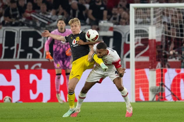 September 19, 2026, GER, Soccer, Men s, Bundesliga 1, 2026–2027 Season, Matchday 4, VfB Stuttgart vs. Borussia Dortmund: Daniel Svensson (Borussia Dortmund, 24) and Josha Vagnoman (VfB Stuttgart) in a tackle. DFB and DFL regulations prohibit any use of photographs as image sequences and or quasi-video. Stuttgart MHP Arena, Baden-Württemberg, Germany Copyright: xNordphoto WolfgangxFrankx