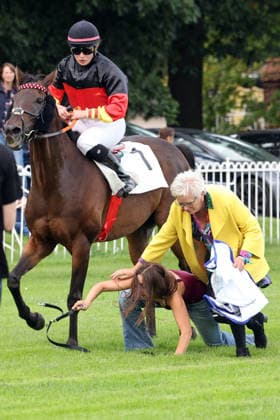 September 19, 2026, Hoppegarten, Brandenburg, GER Horse attendants Charlotte Dzubasz and Katja Warmbier stumble while leading the winner, Sky Emperor, with Nora Cronauer at the Hoppegarten Racetrack; Horse, Jockey, Sky Emperor, Cronauer, Victory, Groom, Dzubasz, Warmbier, stumble, fall, crash, Fegentri 260919D509HOPPEGARTEN JPG