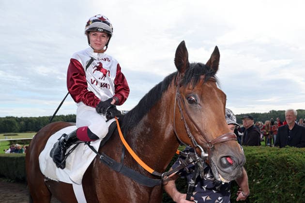 September 19, 2026, Hoppegarten, Brandenburg, GER Amigo Charly with Michaela Malacova after the victory at the Hoppegarten Racetrack Horse, jockey, Amigo Charly, Malacova, victory 260919D518HOPPEGARTEN JPG