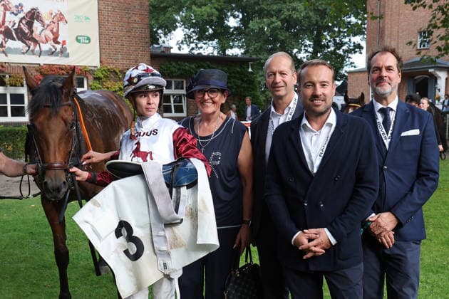 September 19, 2026, Hoppegarten, Brandenburg, GER: Amigo Charly with Michaela Malacova, trainer Sarka Schuetz, and the sponsors from Range Rover after the victory at the Hoppegarten Racetrack. Horse, jockey, Amigo Charly, Malacova, Victory 260919D519HOPPEGARTEN JPG